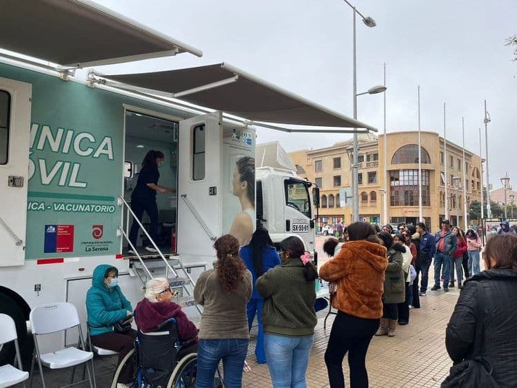 Refuerzo en atención primaria de salud con nuevas ambulancias y clínicas móviles